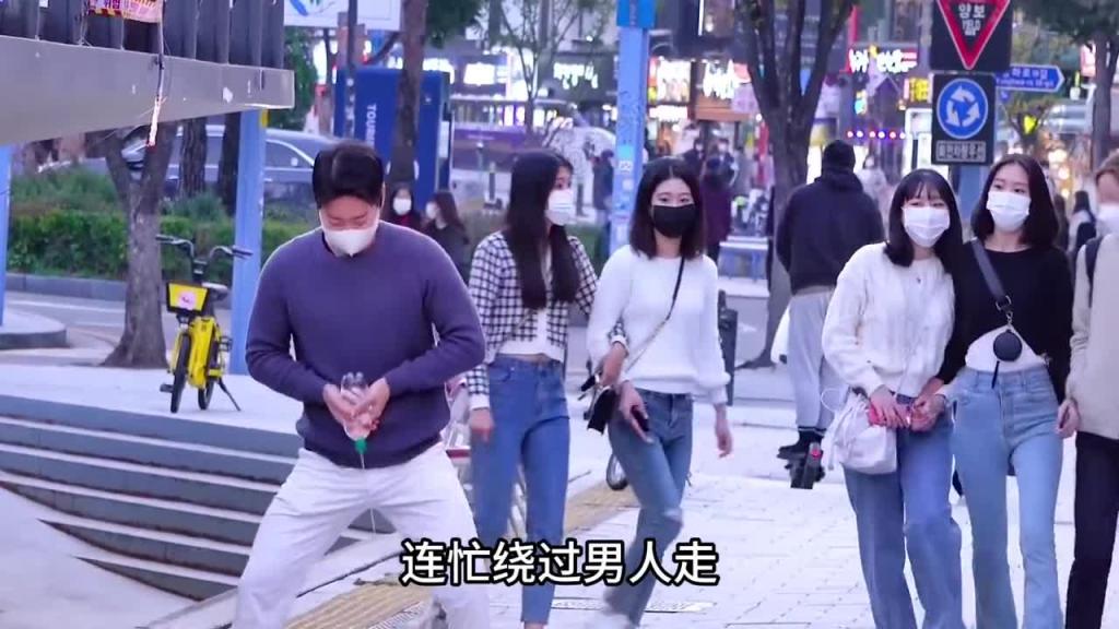 韩国整蛊节目,这是一个街头整蛊小测试,看看妹子们都会有什么反应 预览截图 6