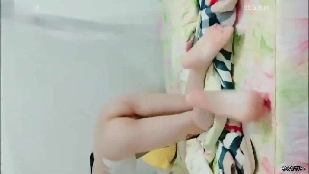 【家庭乱伦】侄女没穿裤子再写作业,叔叔看见把侄女从客厅操到卧室! 预览截图 8