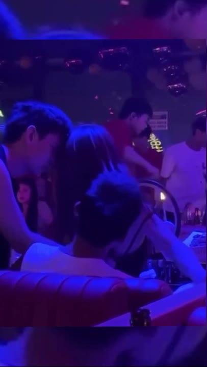 酒吧车车！两男一女卡座现场表演活春宫！ 预览截图 11