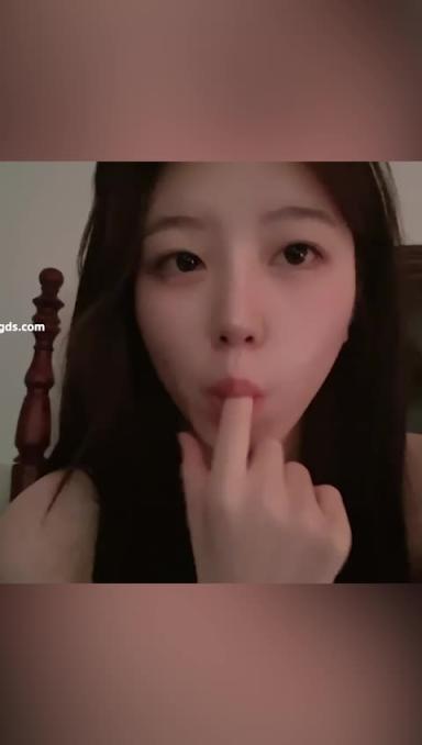 高颜值美女清纯外表下一颗淫荡的心 预览截图 2