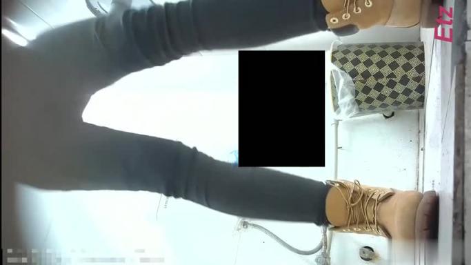 厕拍白富美(母女双收)母女皮肤真的好白逼毛都长一样 预览截图 9