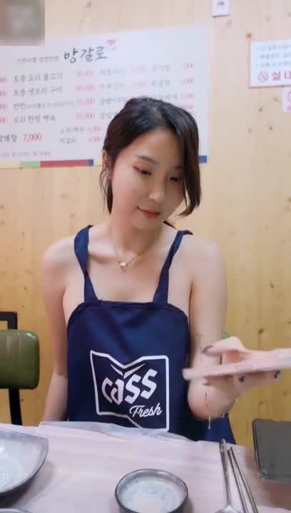 高颜值女神饭桌上就嗨起来了 预览截图 8