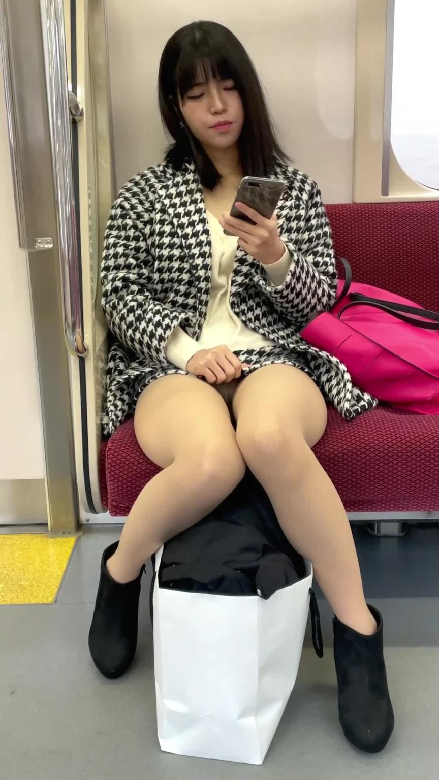 电车上遇到美丽小姐,知道你在偷拍,直接张开双腿告诉你今天没穿内裤 预览截图 12