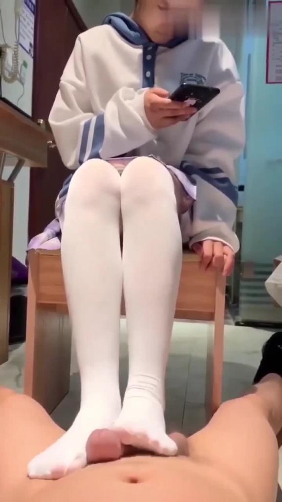 《亲妹妹足交》爸妈不在家妹妹刚放学套路她给我足交 预览截图 8