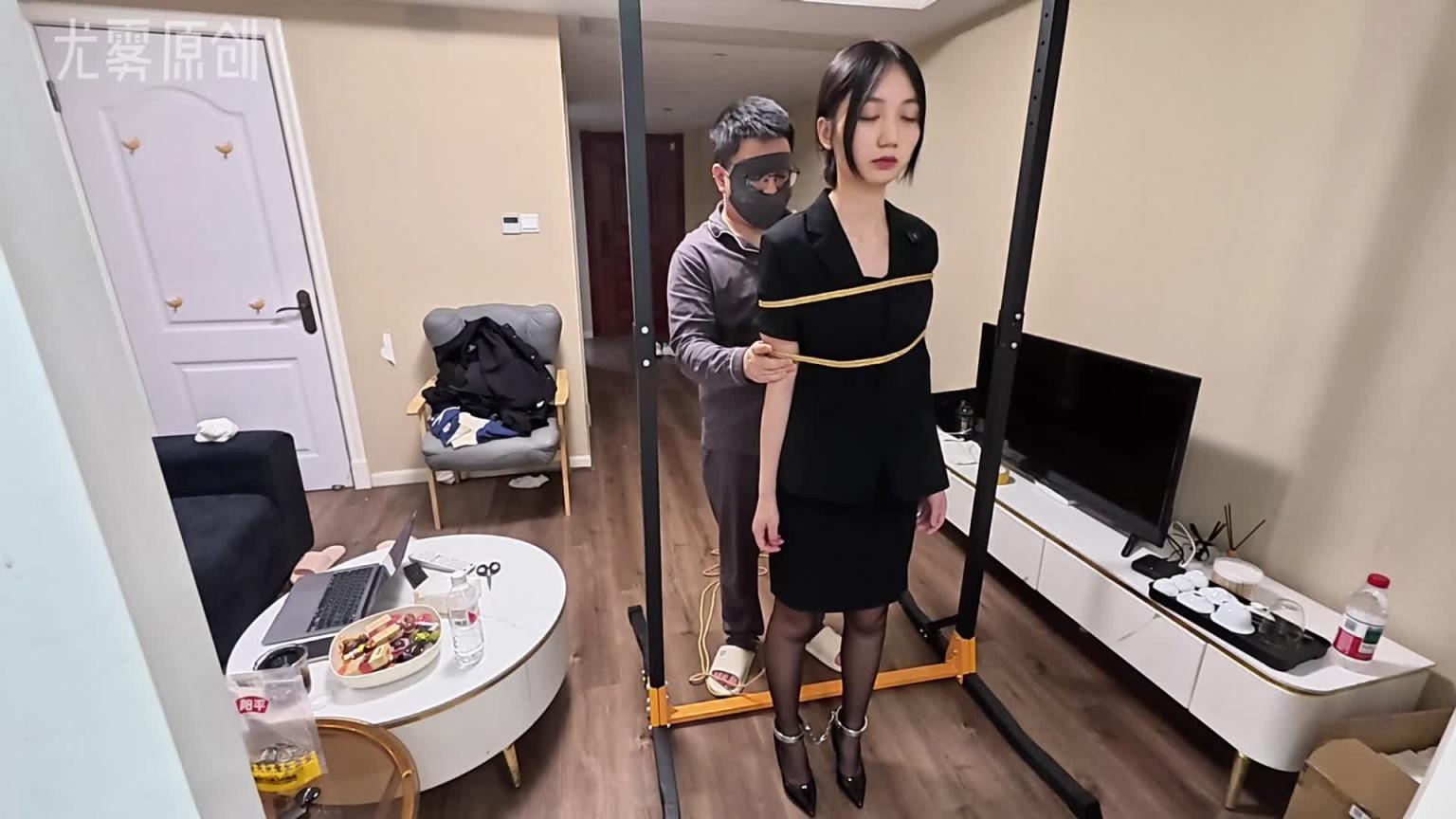 【尤雾原创】第一次体验吊缚刚开始模特就哭了 预览截图 1