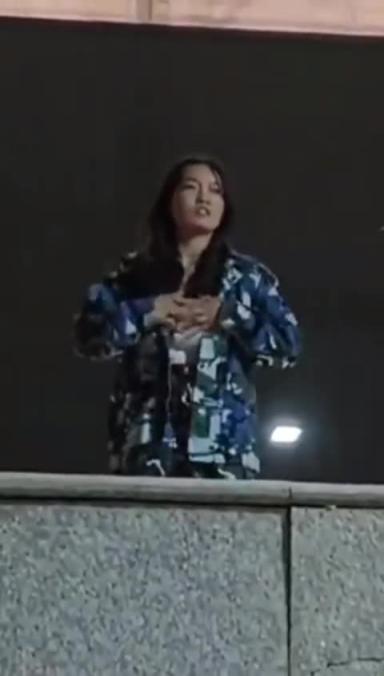 某高校军训晚会露奶门事件,多角度拍摄合集 预览截图 1