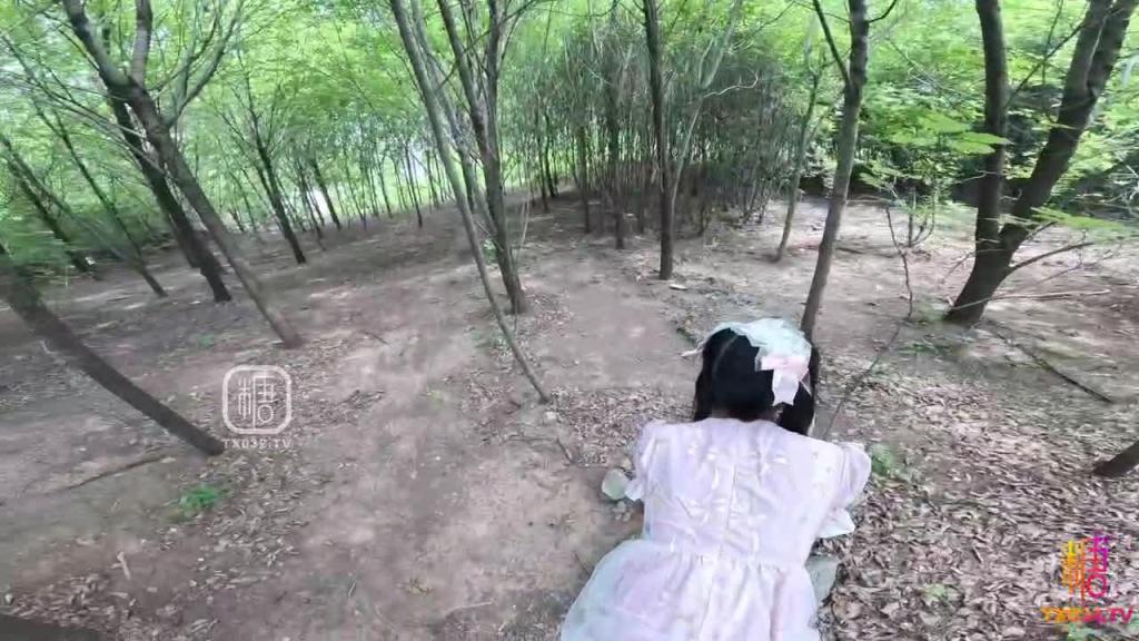 【软软兔】户外野战 猥琐大叔野外套路强插04年学生妹 连续中出两炮操爽 预览截图 2