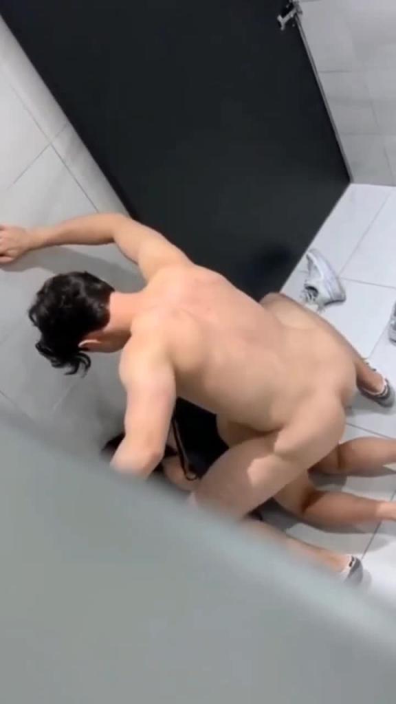 意外偷拍到小情侣在酒吧厕所操逼 预览截图 9