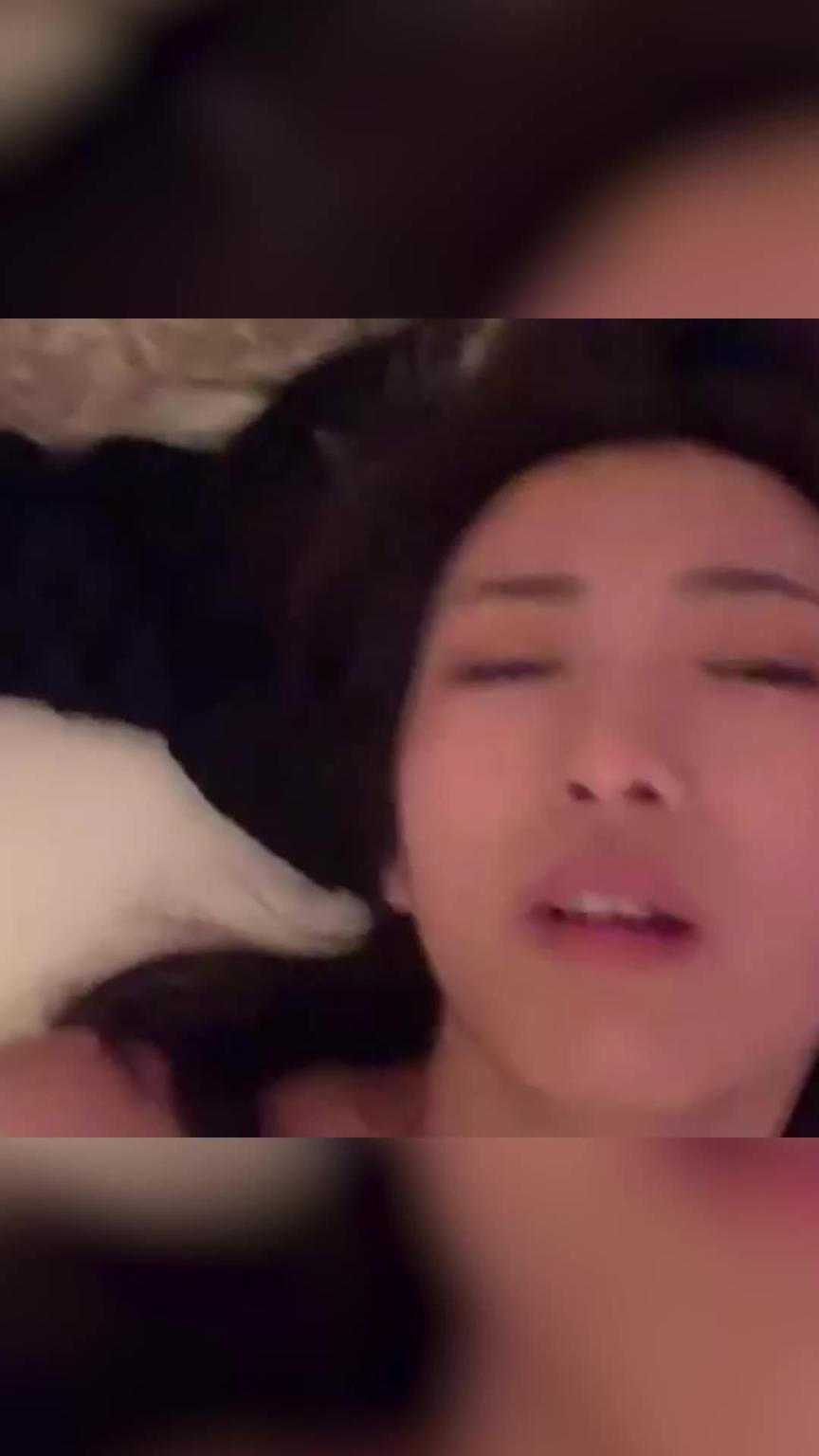 【极品泄密】超美清纯反差G奶女神，啪啪洗澡视频流出，美艳的女神店员，私底下被勐男在床上干 预览截图 6