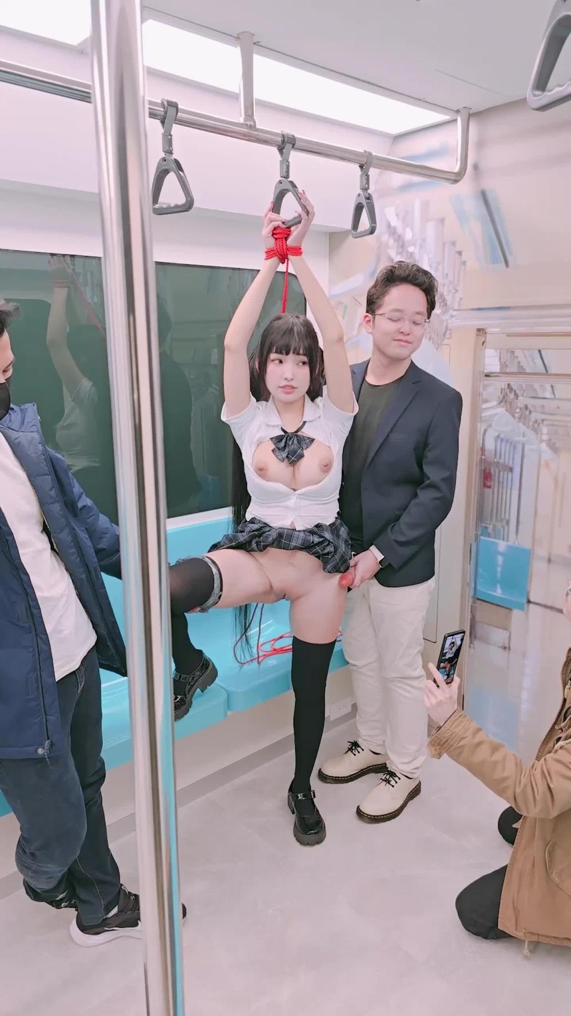 痴汉电车通学少女拍摄,我也想成为那双手! 预览截图 2
