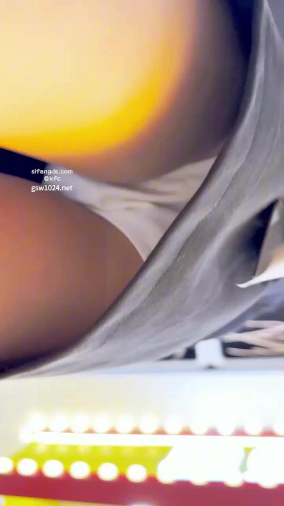 特暗黑系的长腿美女,底裤意外纯情 预览截图 12