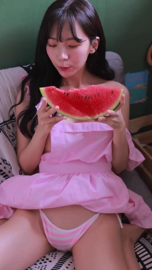 前方核能!极萌yoona吃西瓜超诱人 预览截图 3