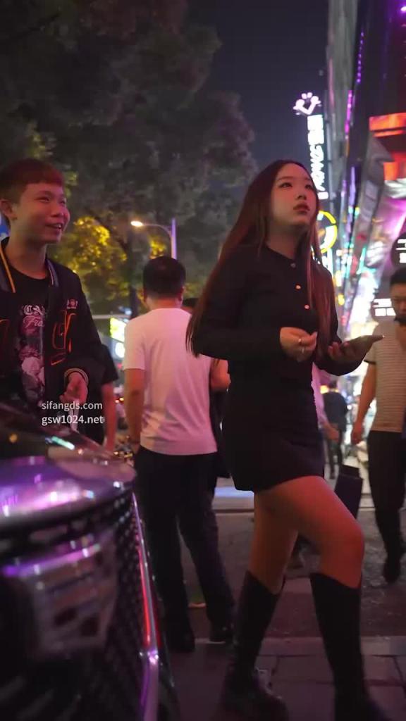 上夜市遇到肉感美人,当然得看底裤了 预览截图 2