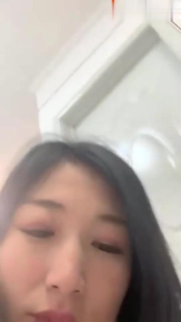 高三18岁学生暑假去姑姑家被姑父乱伦,畜生姑父当着外甥女面操姑姑一起3P 预览截图 11