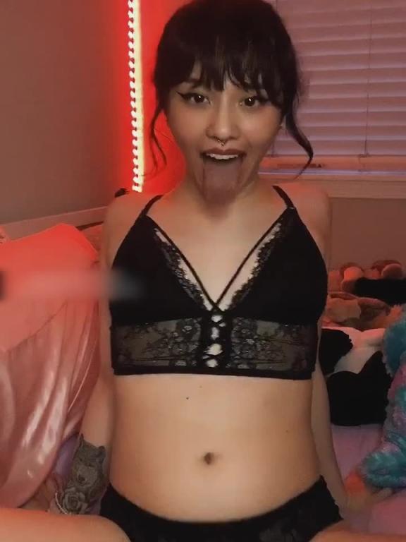 蕾丝美人舌尖轻舔媚态撩人无法抗拒#puppiloli 预览截图 1