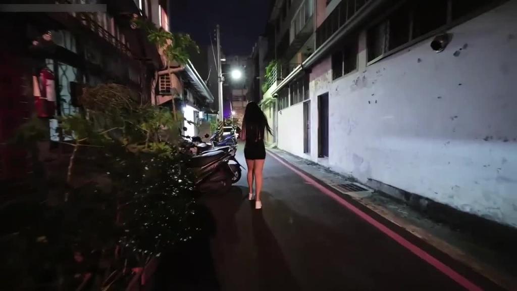 【预览深夜尾随强奸中出巨乳女神】这巨乳也太大了!真实事件改编剧情,女孩子夜晚一个人出门一定要保护好自 预览截图 1