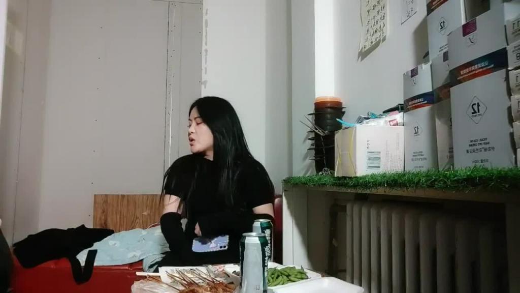 【大内密探探花】泡良高手带妹子回宿舍，吃饱喝足操逼，慢慢凑近摸摸搞搞，美女欲拒还迎，按到床上扒掉裤子操 预览截图 2