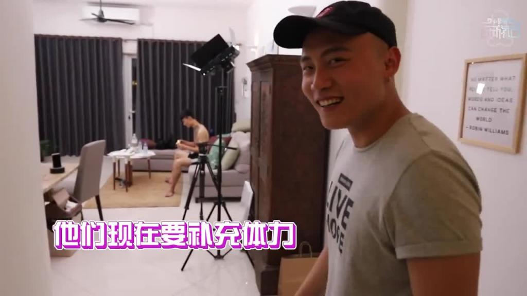 终于圆梦了!突袭华人AV拍摄现场,第一次拍A片就上手? 预览截图 1