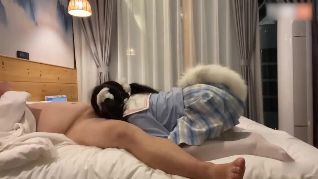 【父女乱伦】后爸继父调教刚成年的女儿,女儿喊着爸爸轻点好痛! 预览截图 5