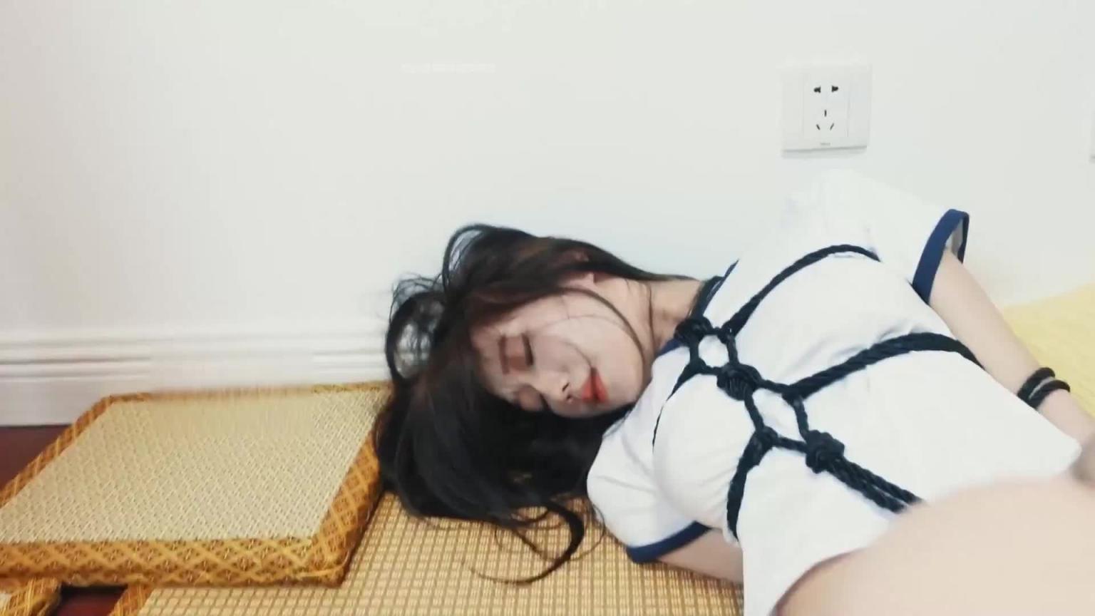 【树屋轻调】神仙颜值清纯萌妹 灵灵捆绑挣扎,超紧股绳,被大姐姐用棒棒玩到全身抽搐 预览截图 7