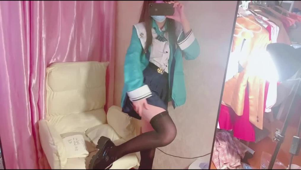 可爱制服女孩面对镜子自慰 预览截图 1