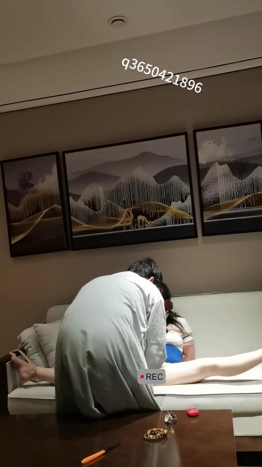【欢乐谷原创】终于把舞蹈老师闺蜜骗到酒店让大叔绑了! 预览截图 9