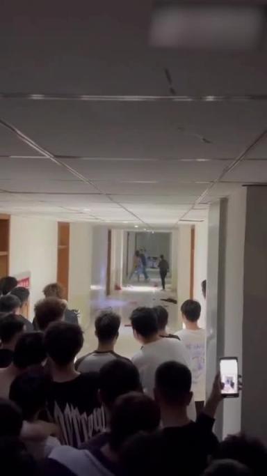 吃瓜爆料，女生分手受刺激裸体跑男生宿舍打砸 预览截图 1