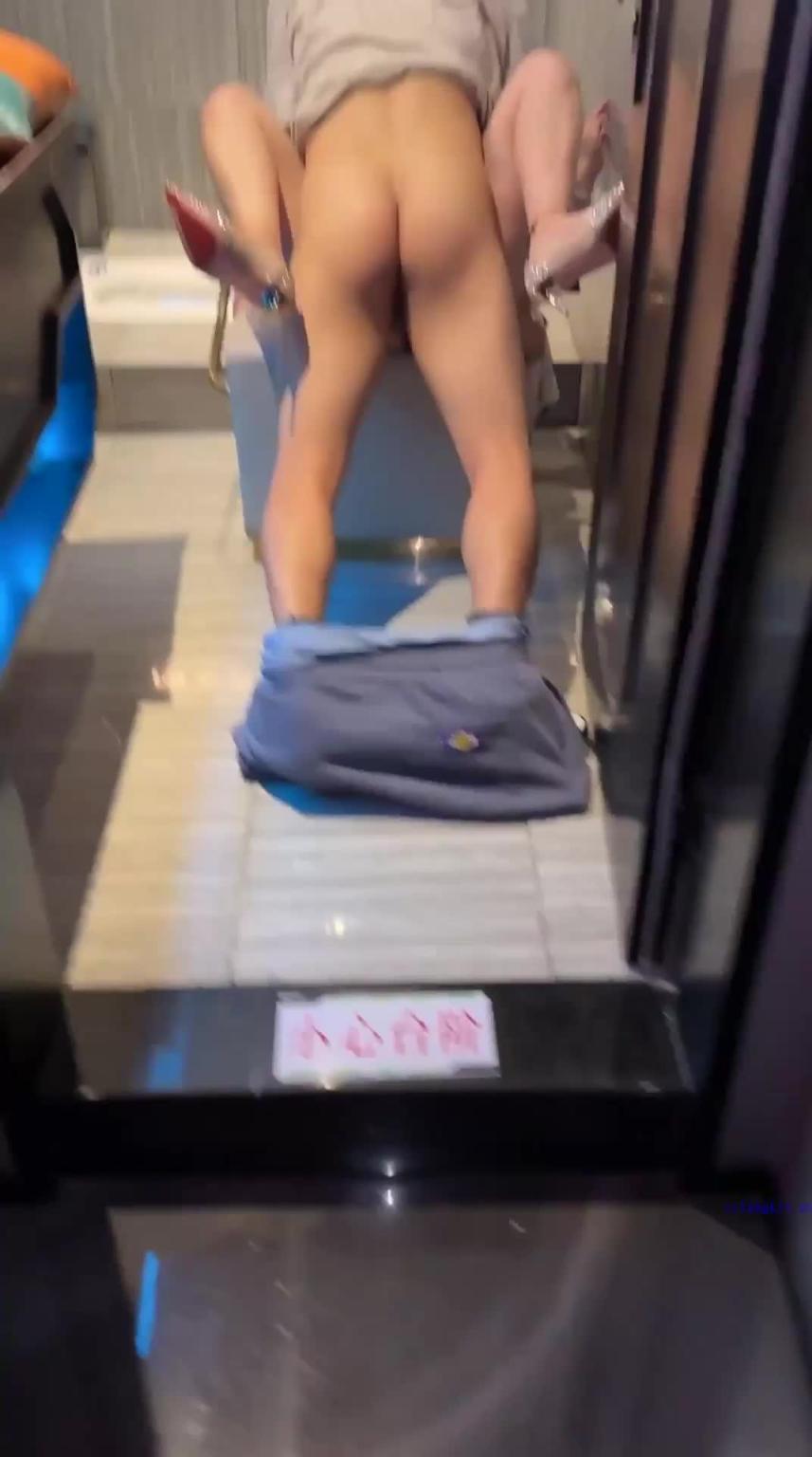 泥马老铁直接在KTV厕所无套操穴啦! 预览截图 12