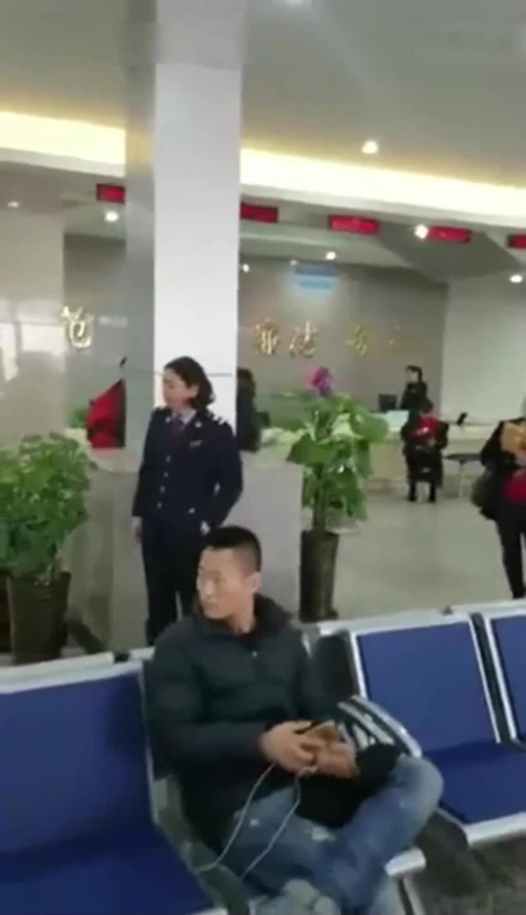 【12.11惊天大瓜】吉林行政审批大厅惊爆 脱衣门! 预览截图 6