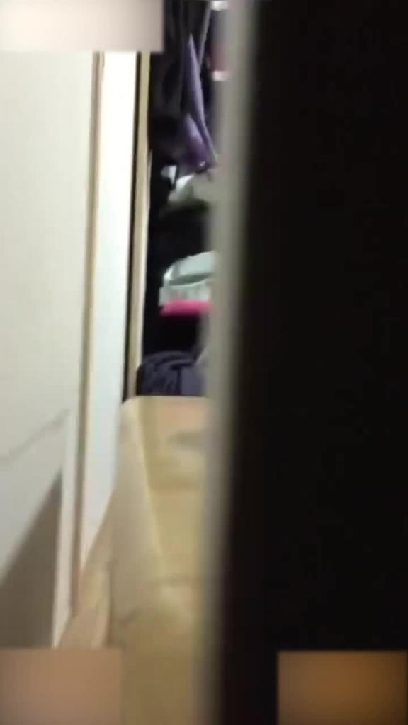 半夜被隔壁同居情侣呻吟声吵醒 偷偷拨开窗帘偷窥他俩做爱 真想参与进去！ 预览截图 2