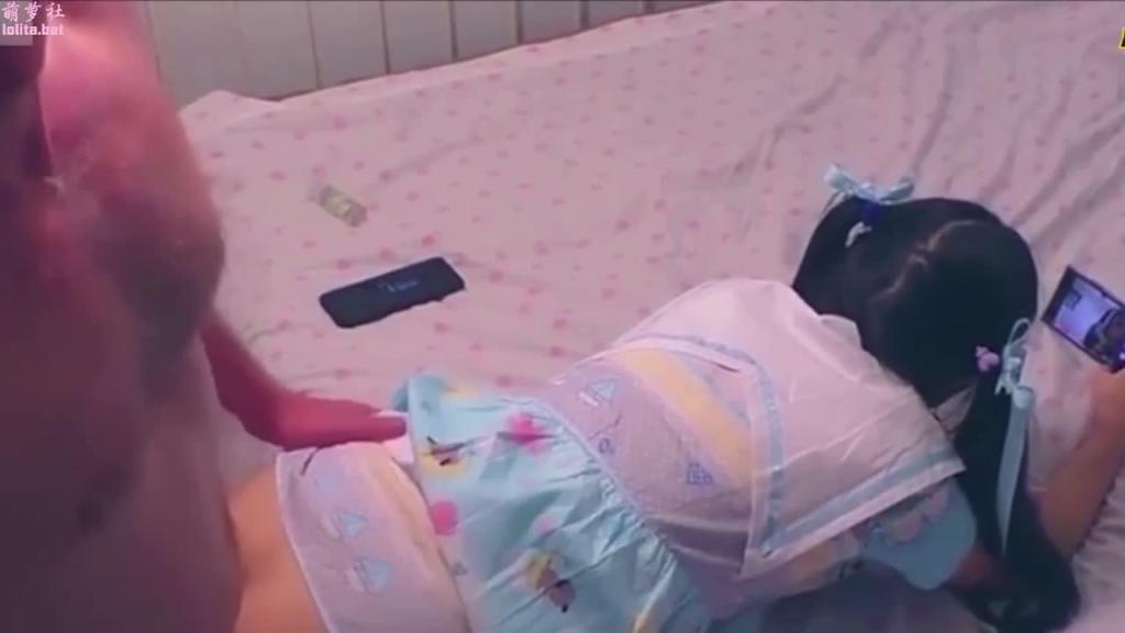 带女儿岀去玩的奖励!让她吞了两次精液! 预览截图 7