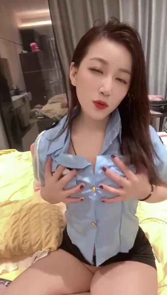 白虎少妇穿制服 预览截图 1