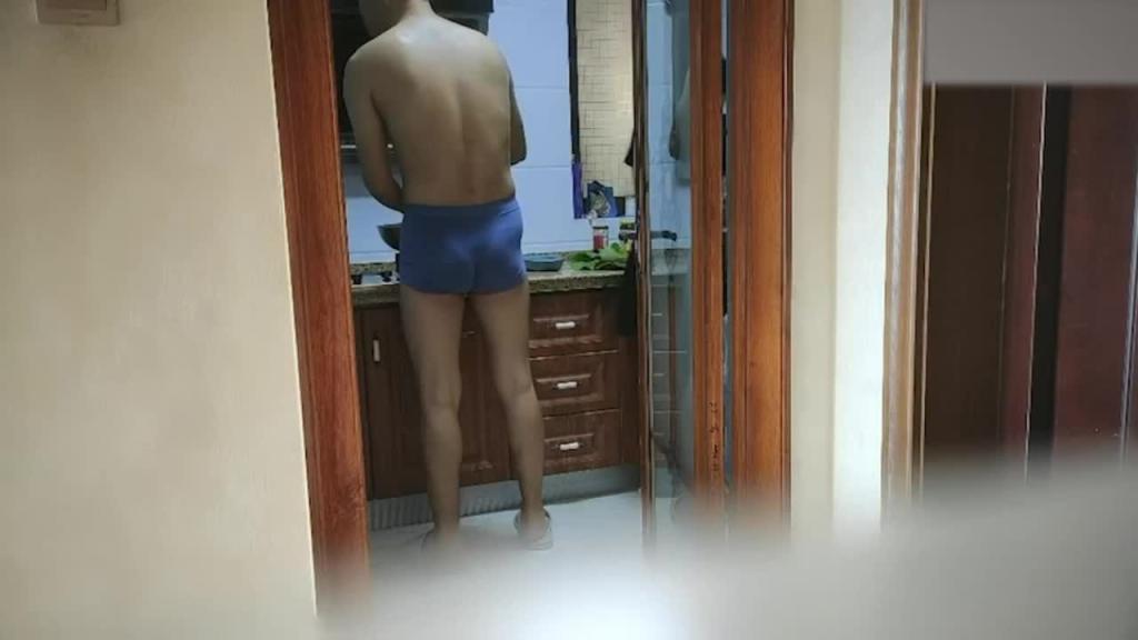 嫂子真实勾搭的小叔子在家强行扒掉内裤后被嫂子给操了 预览截图 11