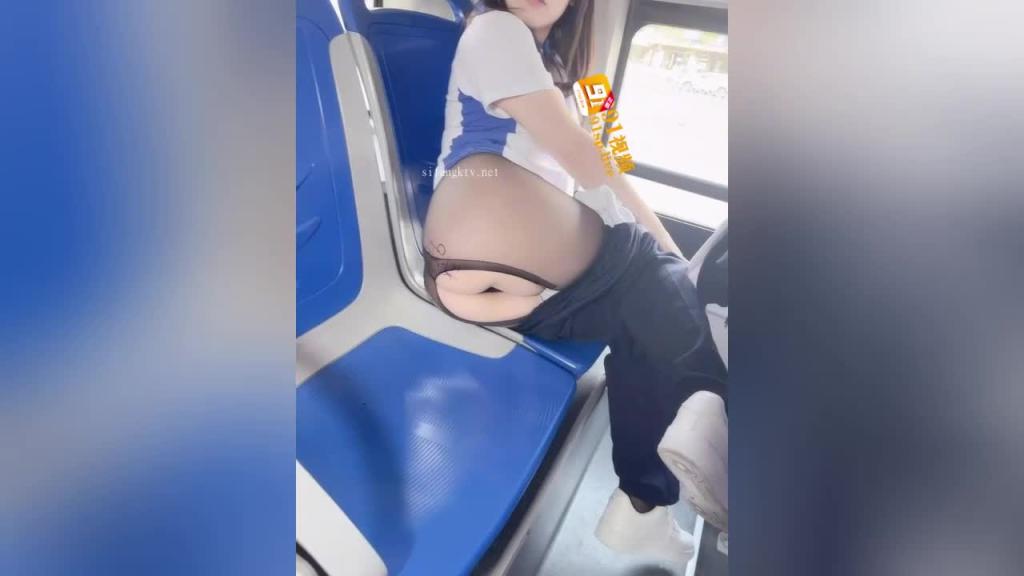 【露出调教】极品淫荡小母狗公交车站羞辱露出调教 预览截图 8