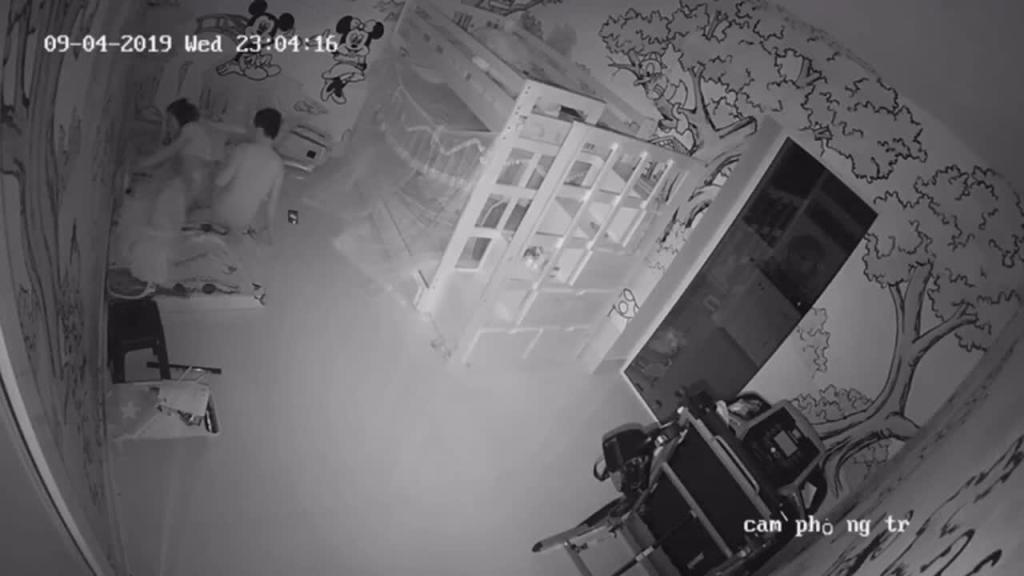 【监控破解】真实乱伦!兄妹客厅操逼被妈妈抓个正着尴尬了 预览截图 11