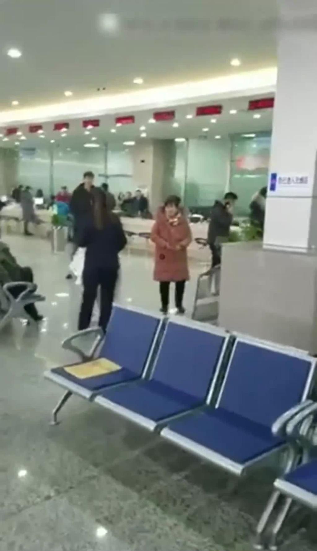 【12.11惊天大瓜】吉林行政审批大厅惊爆 脱衣门! 预览截图 9