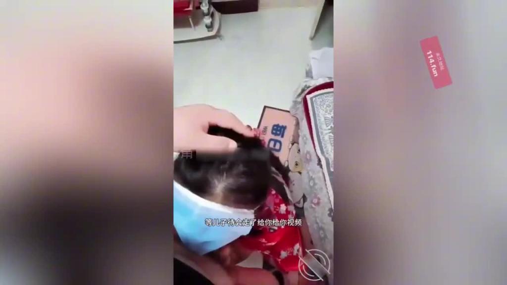 【母子乱伦】海角东北真实变态母子 骚妈穿上大红旗袍开档黑丝 被儿子强迫客厅吃鸡巴 羞辱玩弄 抽插骚逼 口爆吞精“想儿子大鸡巴操逼” 预览截图 6
