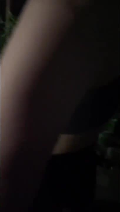 骚逼老妈穿着开档瑜伽裤在人前暴露，直接在人来人往的公园就被我内射到高潮了 预览截图 6