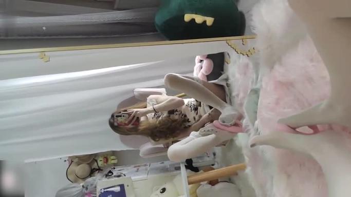 [微博网红]B站粉葡萄丝足控福利丝足控福利长腿御姐，cosplay丝足诱惑，露奶摸奶，假JB 预览截图 5