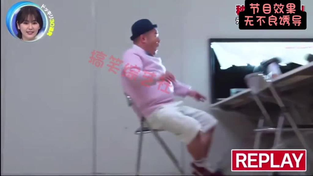 聚精会神的观看电视机 没成想电视机里面飞出来一个人 预览截图 7