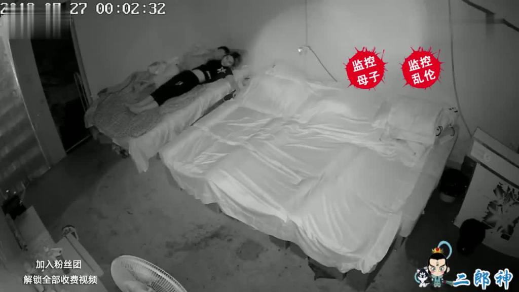 淫母爬到儿子小床，趁丈夫上夜班撸儿子鸡巴抠妈妈骚逼 预览截图 4