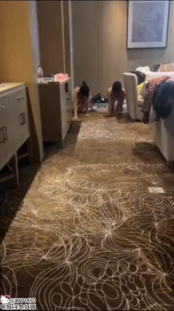 两个母狗爬行玩双头龙 预览截图 11