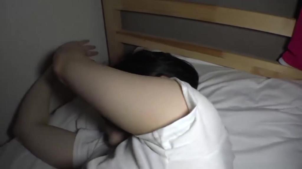 与T恤睡衣留着短髮天真可爱的美女在被窝里进行私密拍摄性爱! M941-G03 预览截图 2