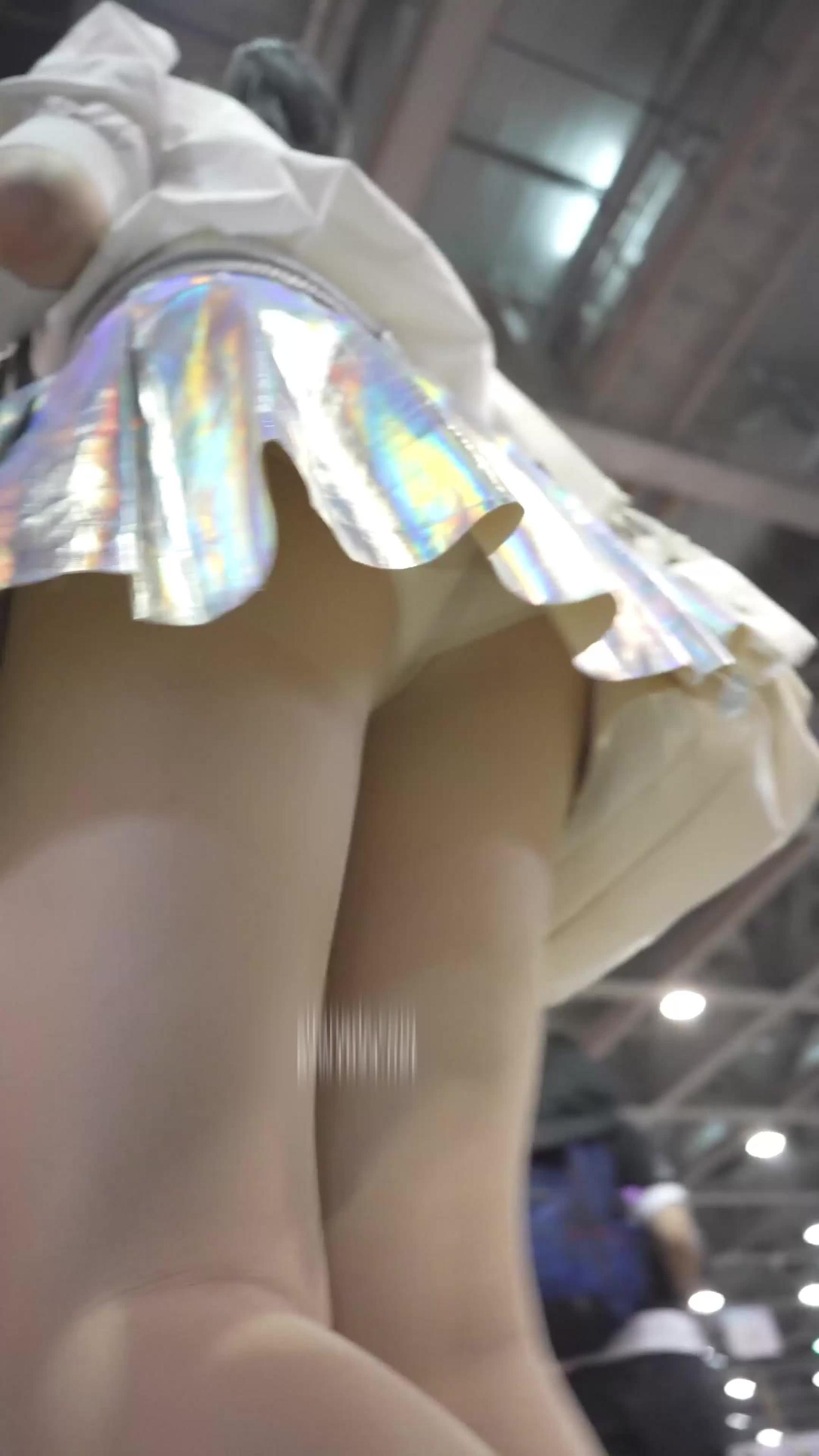 偷拍COS展场白色底裤子 预览截图 9