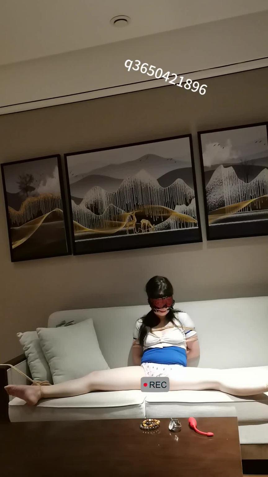 【欢乐谷原创】终于把舞蹈老师闺蜜骗到酒店让大叔绑了! 预览截图 3