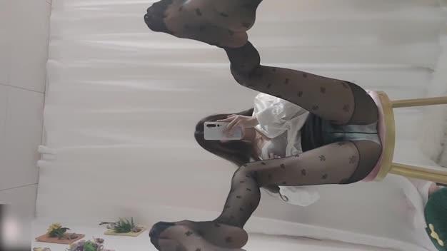 [微博网红]B站粉葡萄丝足控福利丝足控福利长腿御姐，cosplay丝足诱惑，露奶摸奶，假JB1 预览截图 5