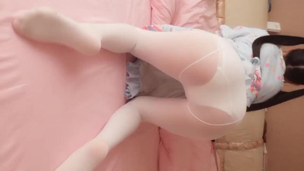 PR社一线白虎萝莉萌妹子『萌白酱』VIP付费视频之Lolita可爱少女裙搭配白丝袜简直绝配 预览截图 2