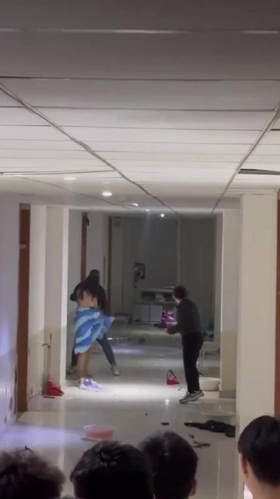 内蒙古乌兰察布集宁师范大学一女生全裸去男生宿舍砸东西打人,搞的一片狼藉极为不堪! 预览截图 11