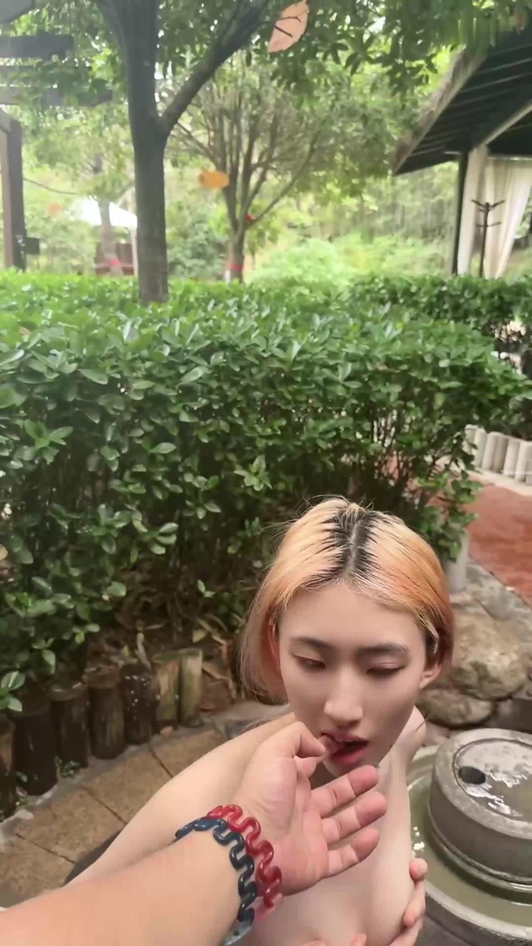 太骚了!直接在户外温泉旁露逼自慰,这骚妇谁可以操一下 预览截图 4