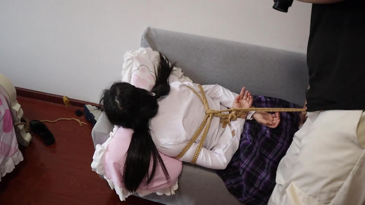 【荷仙少女】双视角 美美自拍后被抓起调教的安安姐姐 预览截图 10